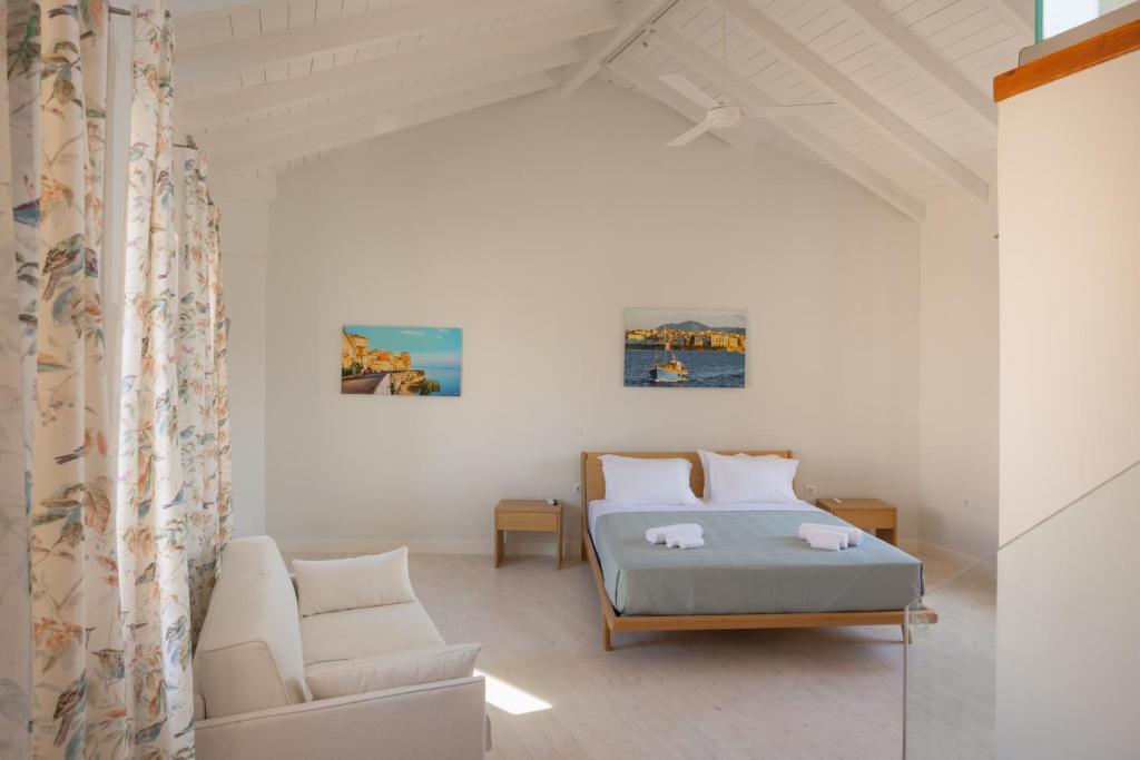 CorfuIonea House的一间带床和椅子的白色卧室