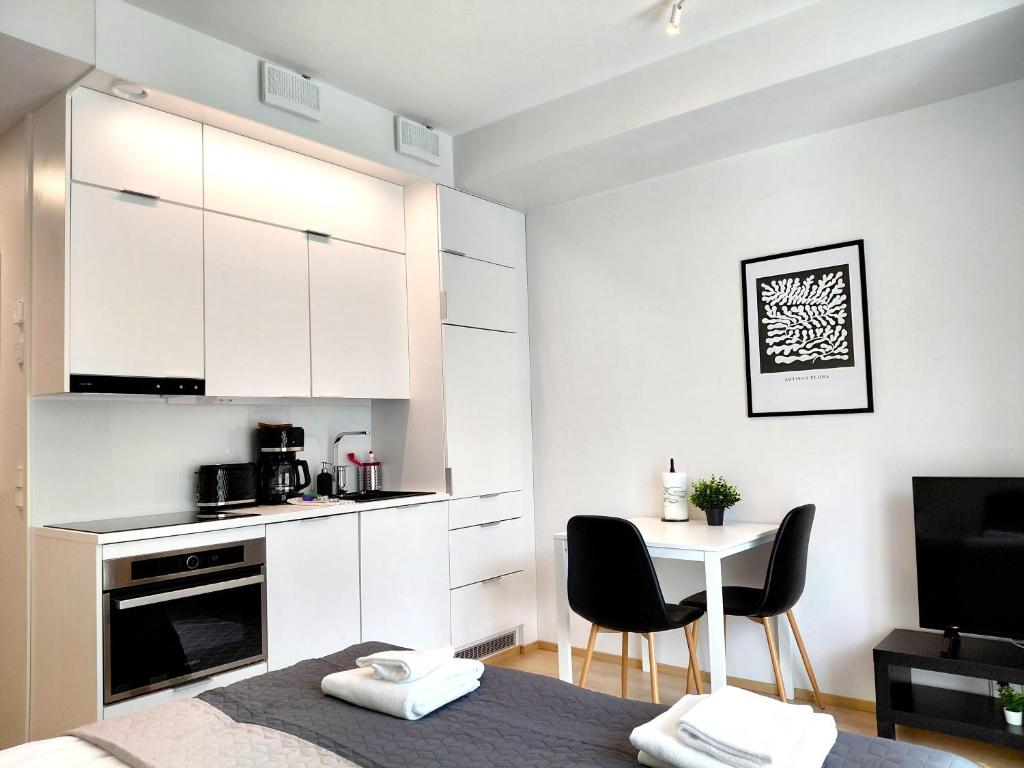 Η κουζίνα ή μικρή κουζίνα στο Kotimaailma Apartments - keskustayksiö - Aleksanterinkatu 20