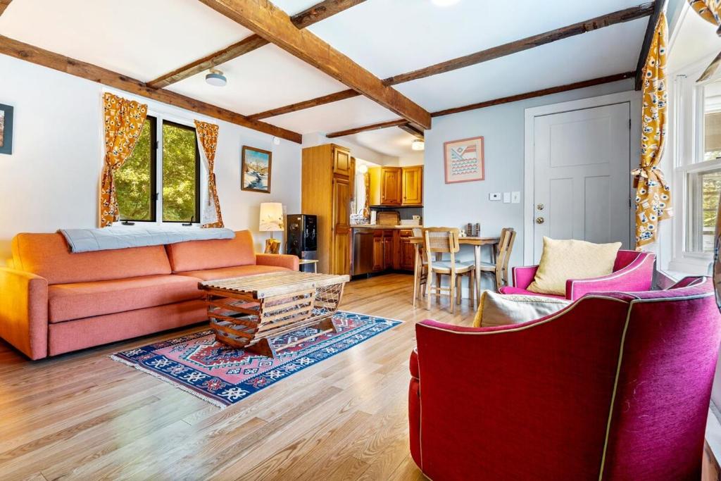 Χώρος καθιστικού στο Poet's Nook, a Cozy and Private 1 BR Apartment