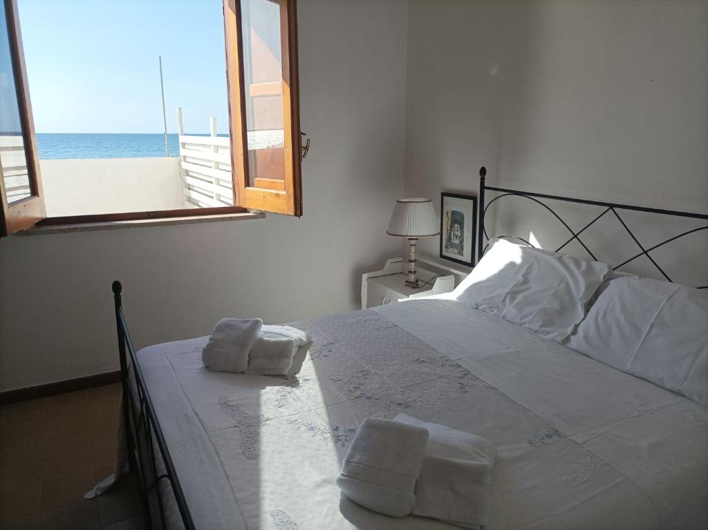 Ένα ή περισσότερα κρεβάτια σε δωμάτιο στο Casa Vacanze Tritoni