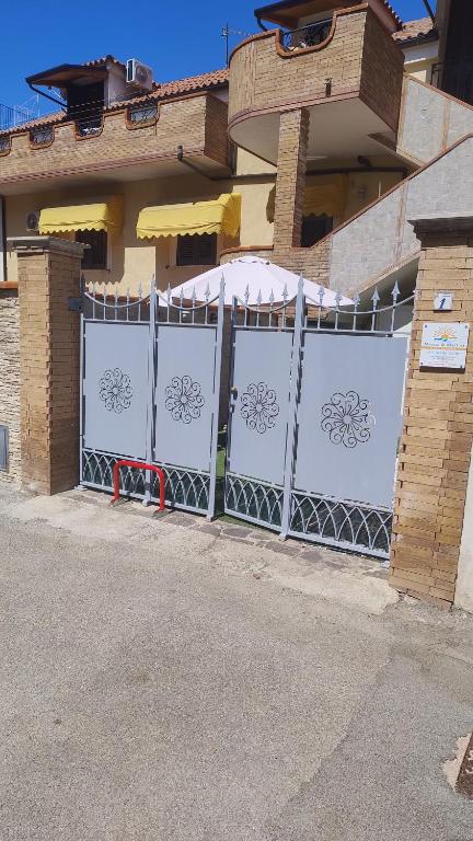 a white gate in front of a house at Martina in Santa Maria di Castellabate