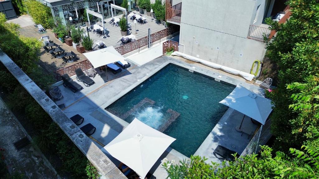 an overhead view of a swimming pool with umbrellas at Lagrange Aparthotel Montpellier Millénaire in Montpellier