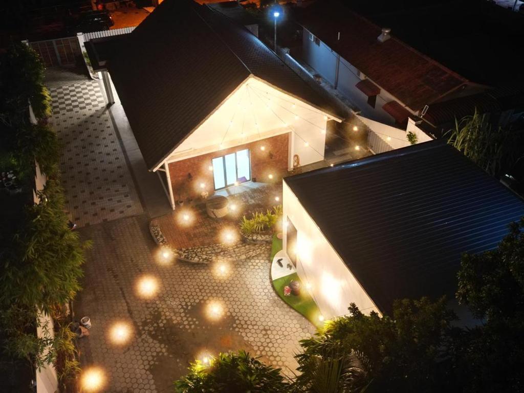 eine Draufsicht auf ein Haus mit Lichtern in einem Innenhof in der Unterkunft 189 Landed HomeStay Johor Bahru in Kampong Saleng