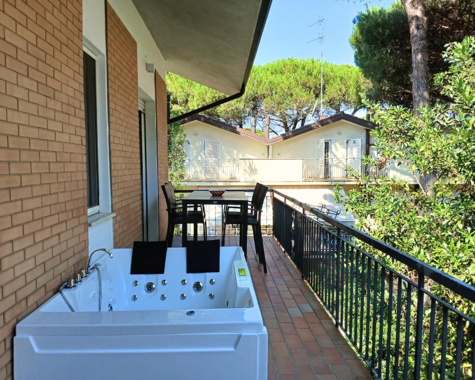 Μπαλκόνι ή βεράντα στο CV018 - Milano Marittima, elegante trilocale con vasca idromassaggio