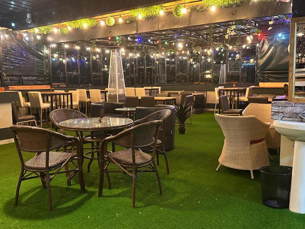 Restoran või mõni muu söögikoht majutusasutuses Enkishon Resort