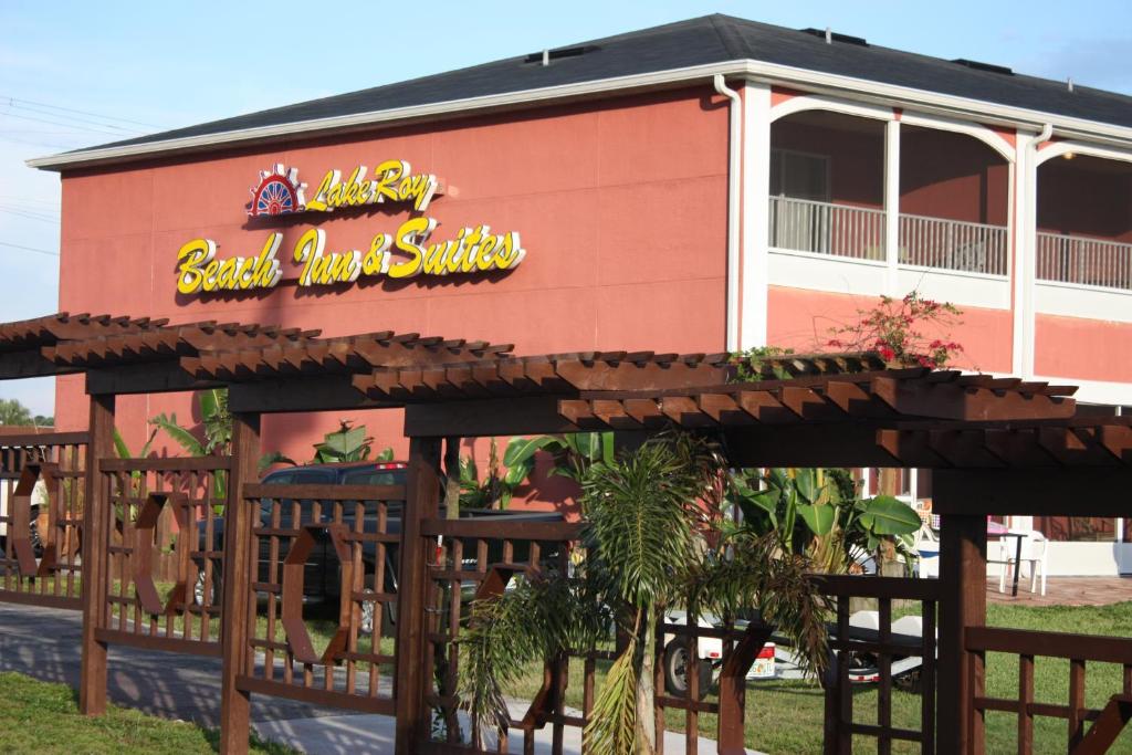 un edificio con una señal delante de él en Lake Roy Beach Inn - Winter Haven, en Winter Haven