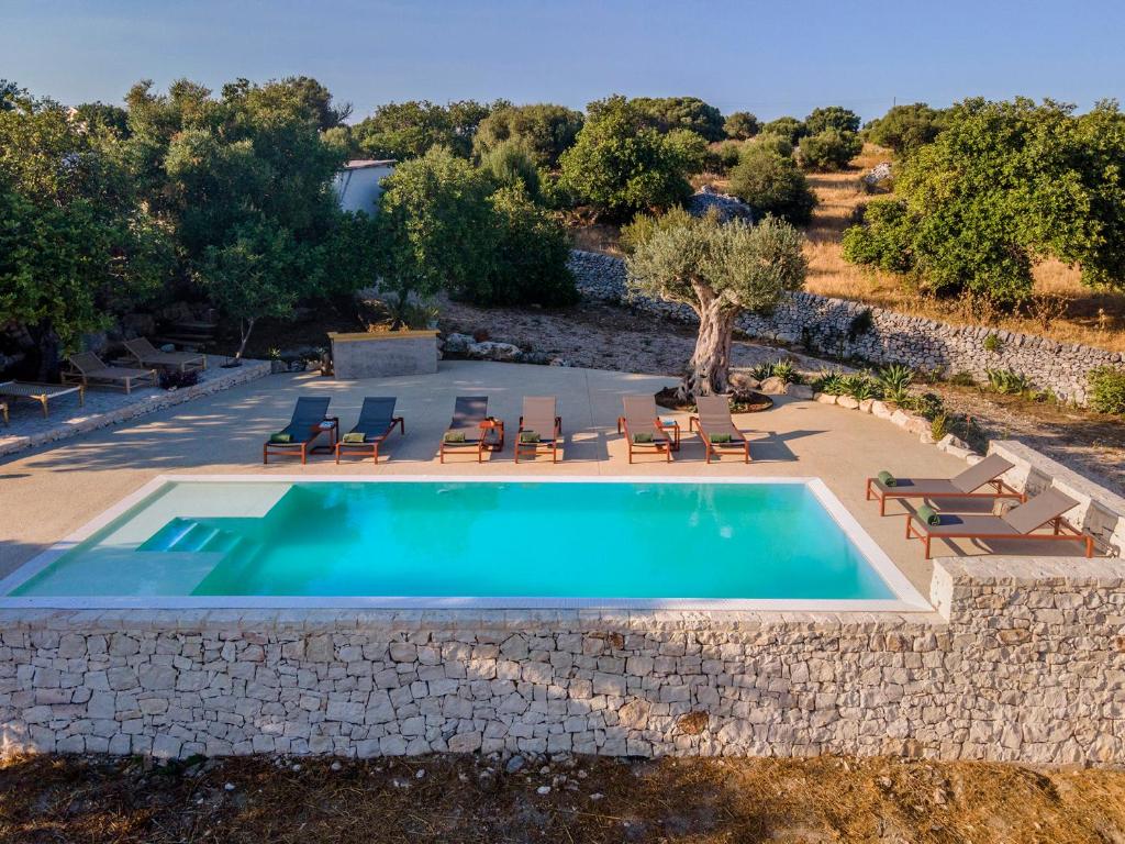 una imagen de una piscina en un patio en A Casa Ruah - IsulaTravel, en Scuola