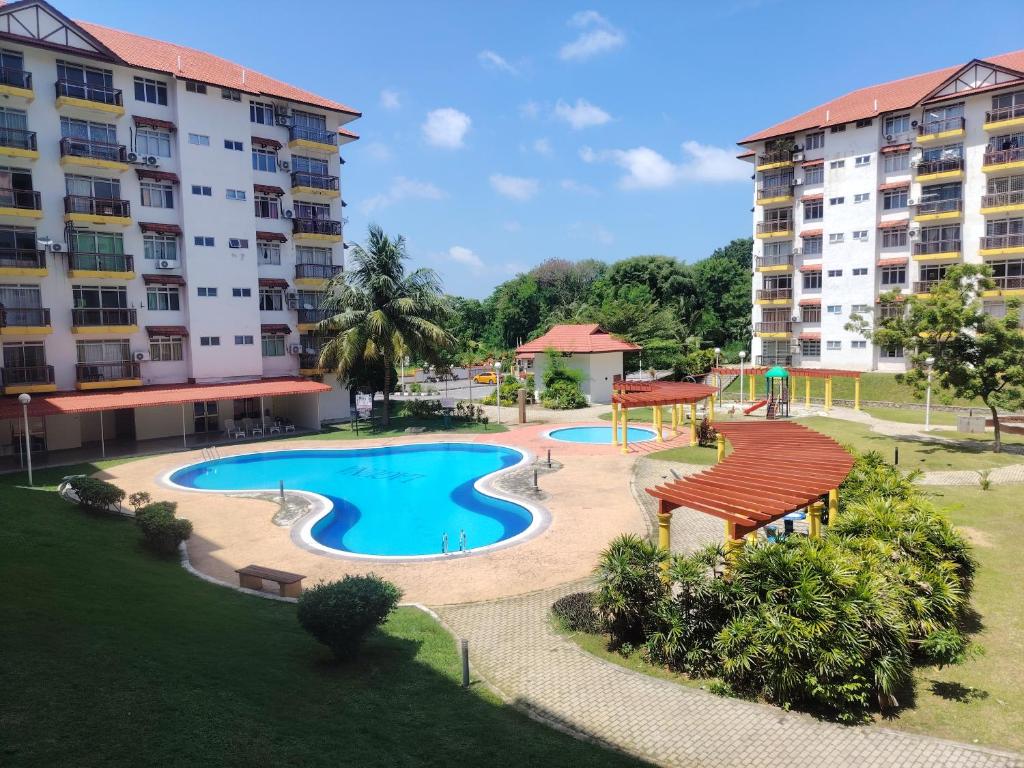 een bovenaanzicht van een zwembad in een resort bij Bayu Biru 2 Bedroom Unit Pool View Balcony in Kampong Tanah Merah