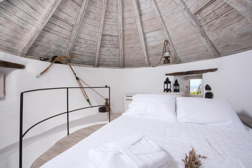 Postel nebo postele na pokoji v ubytování Anemoscope Windmill Villa