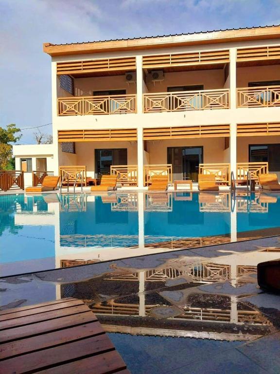 un hotel con piscina frente a un edificio en ANNEXE VEZO BEACH Hotel, en Morondava