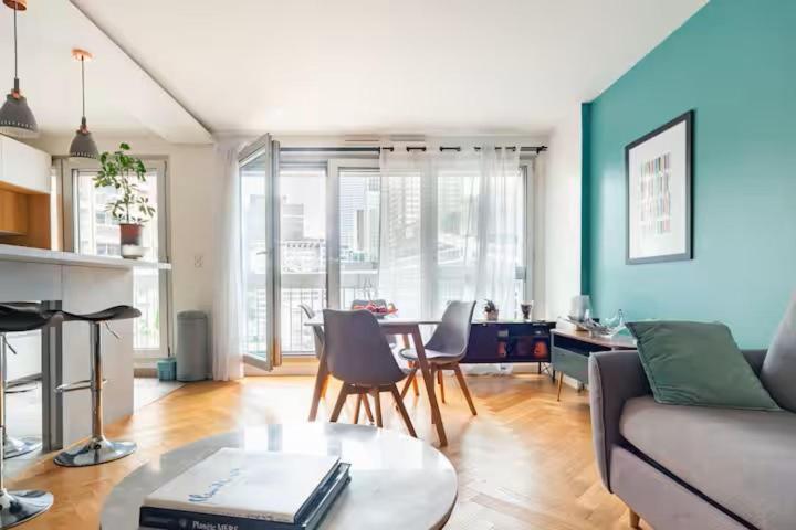 un salon avec un canapé et une table dans l'établissement *Cosy and sweet Apartment* Paris Défense* Porte maillot, à Puteaux