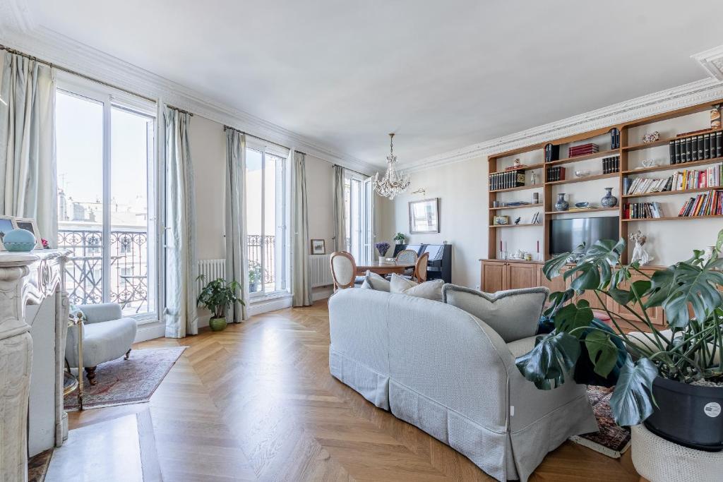 Luxury Apartment-Faubourg Saint Honore close to Arc de Triomphe & Parc Monceau