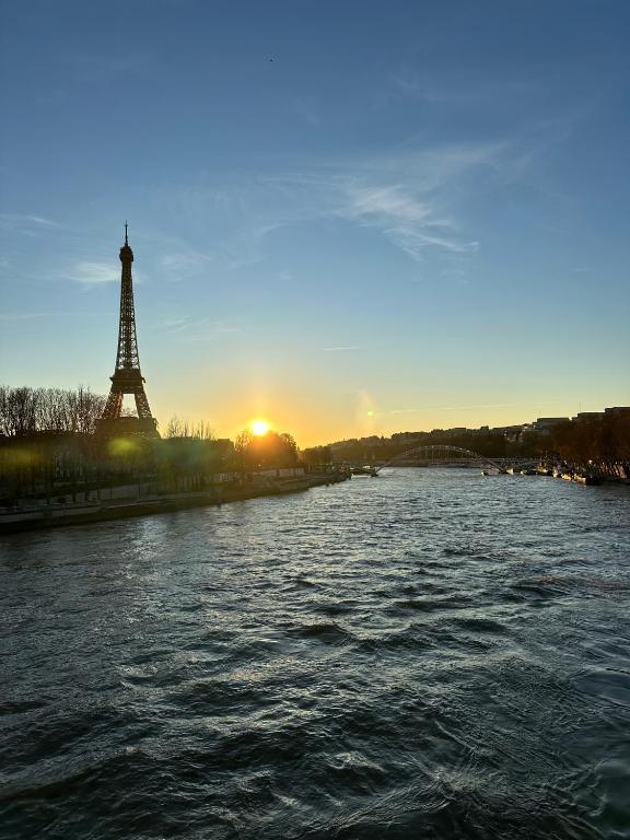 - une vue sur la tour Eiffel depuis la rivière dans l'établissement Little LV1 Au cœur de l'Avenue des Champs-Elysées Arc de Triomphe, à Paris