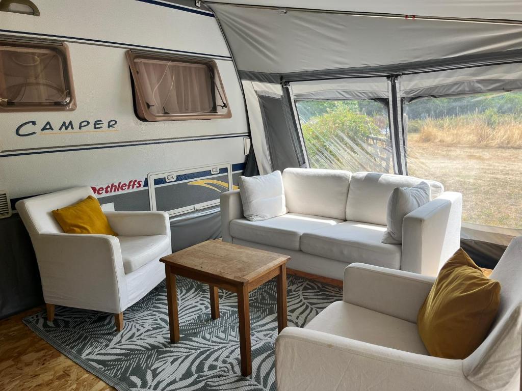 Gallery image of Caravan Le Plantier 3 in Beaulieu-sur-Sonnette