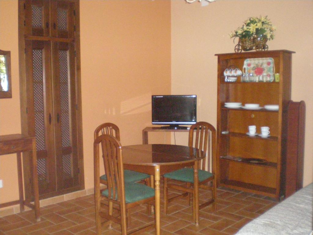 Telewizja i/lub zestaw kina domowego w obiekcie Apartamentos Rurales El Cañuelo de Carcabuey