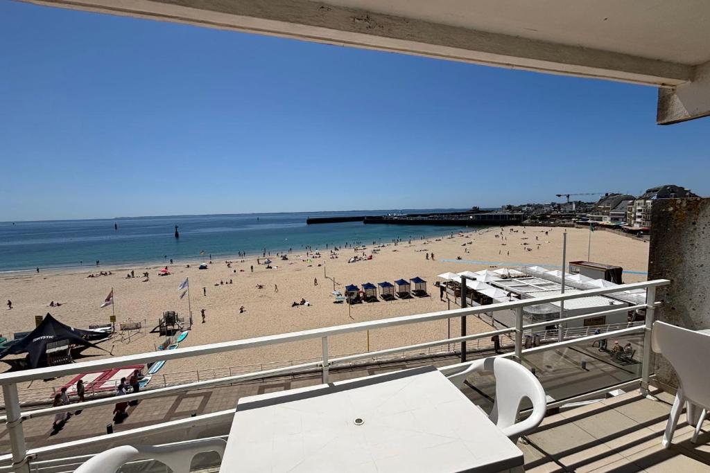 een balkon met uitzicht op het strand bij Apartment facing the large beach in Quiberon