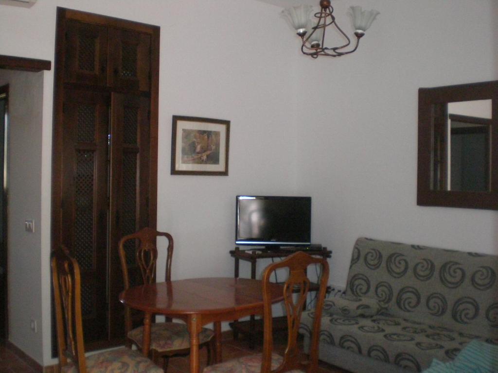 Telewizja i/lub zestaw kina domowego w obiekcie Apartamentos Rurales El Cañuelo de Carcabuey
