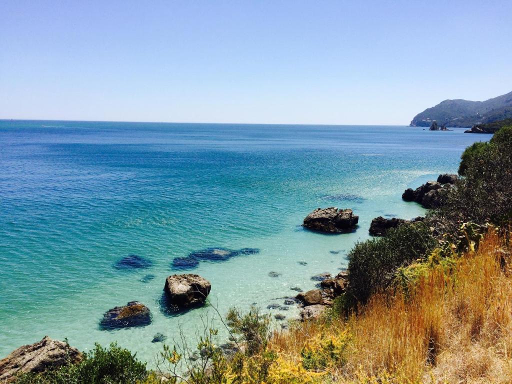 a view of the ocean with rocks in the water at Ha Mar ao Luar in Setúbal
