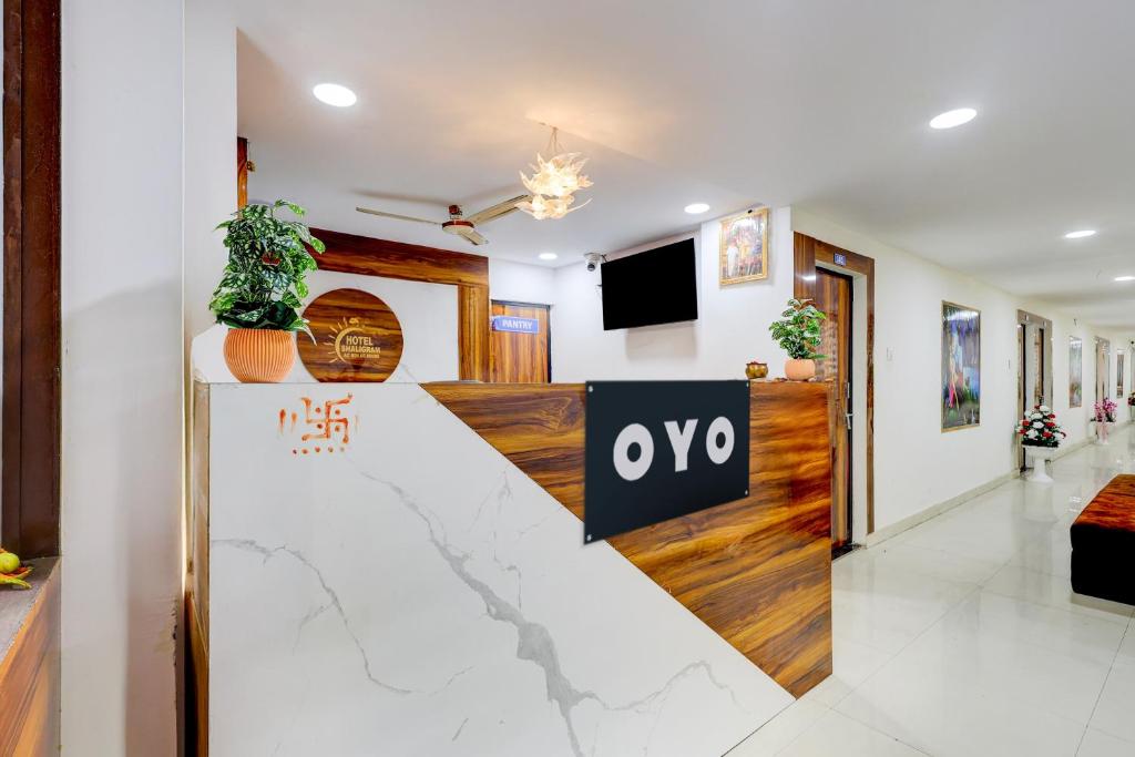 a lobby with an ovation sign on the wall at Hotel O Shaligram in Ahmedabad