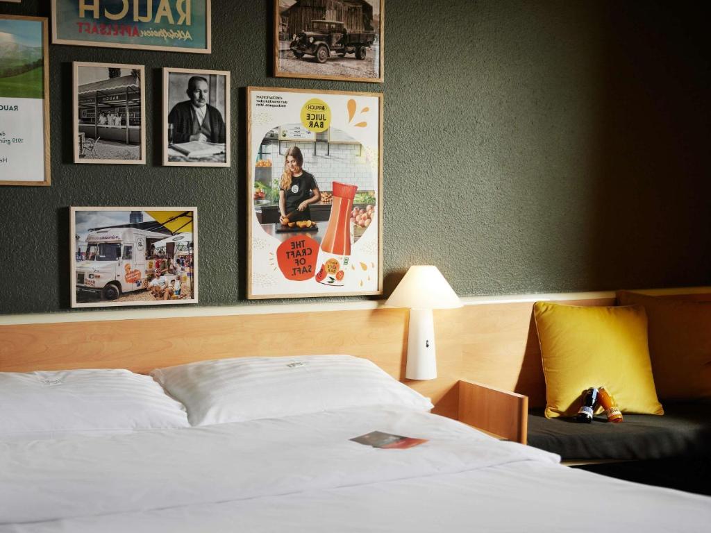 Postel nebo postele na pokoji v ubytování Ibis Wien Mariahilf