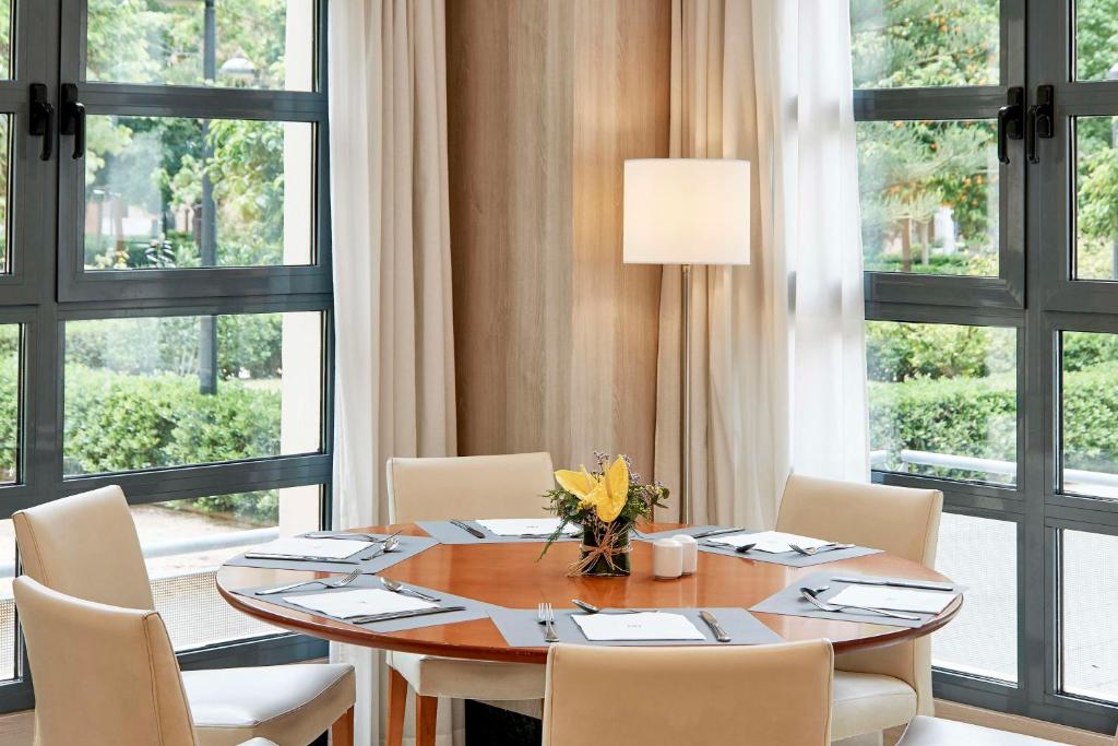 NH Valencia Las Artes - Resim 8