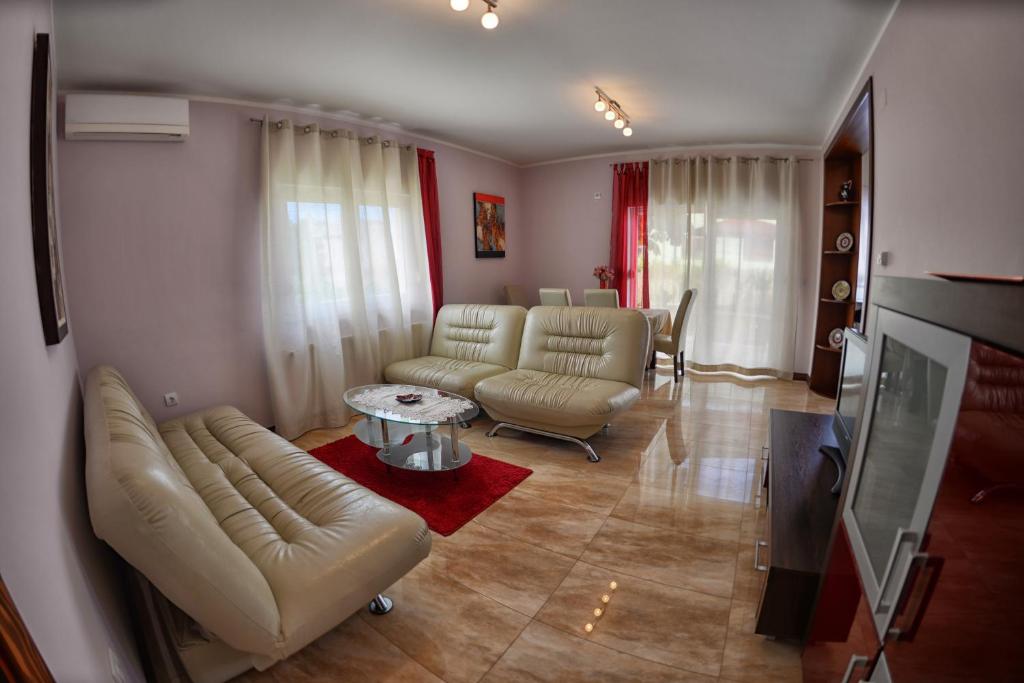 sala de estar con sofá y mesa en Apartments Sablic, en Pula
