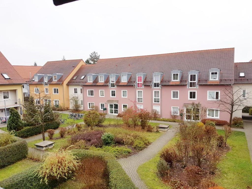 ein großes Gebäude mit einem Garten davor in der Unterkunft SUNNYHOME Monteurwohnungen und Apartments in Schwandorf in Schwandorf in Bayern