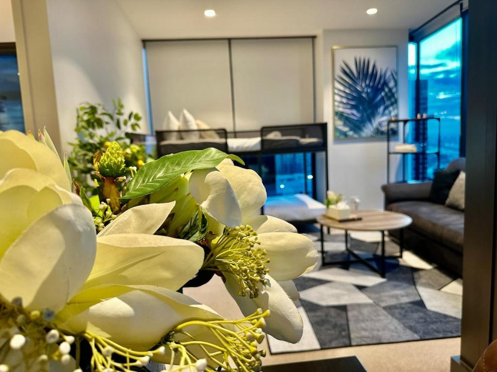 Χώρος καθιστικού στο Stylish 2B1B Apartment with Indoor Balcony