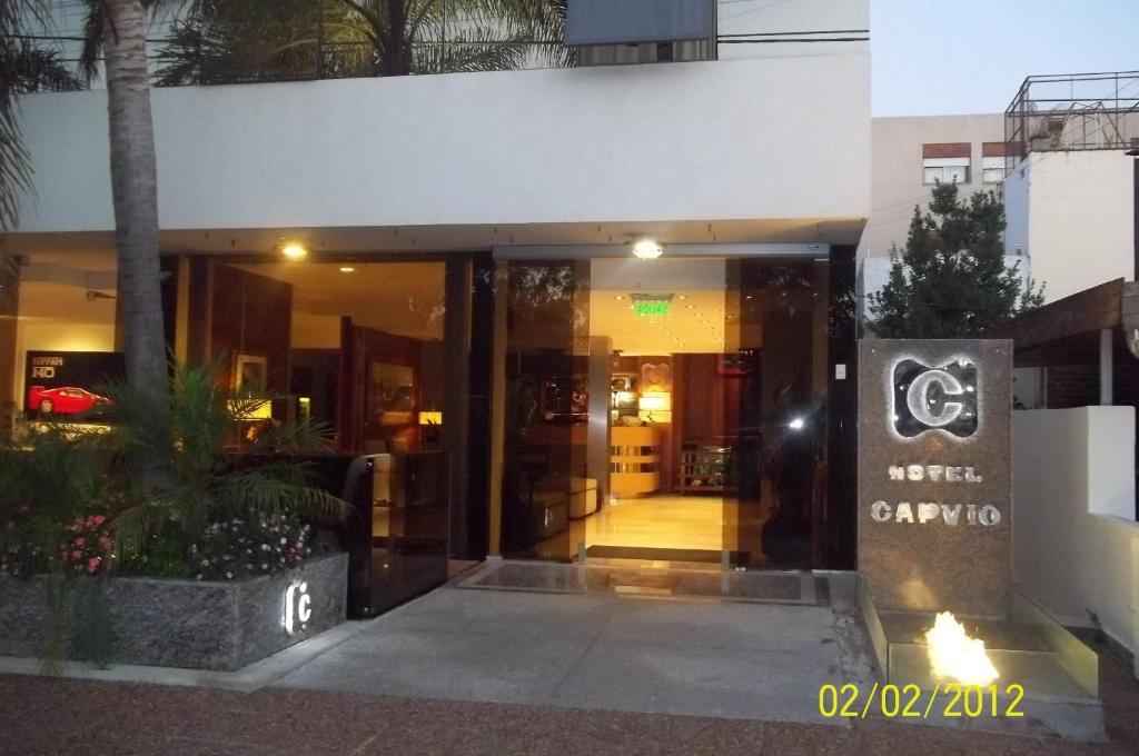 un edificio con entrada a un hotel en Hotel Capvio en Villa Carlos Paz