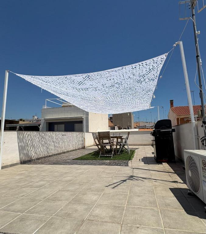 a net over a table on a patio at UIM Mediterraneo Segorbe 1 Wifi in Puerto de Sagunto