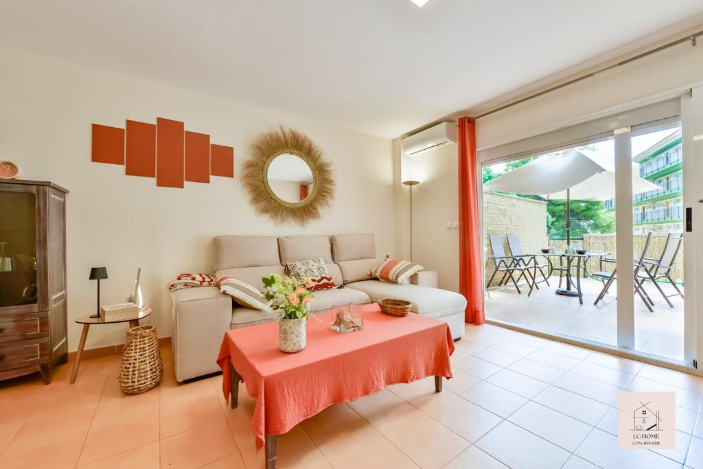 un soggiorno con un divano e un tavolo di Casalfas - Élégance, Piscine, Emplacement idéal by LG Home conciergerie a Alfaz del Pi