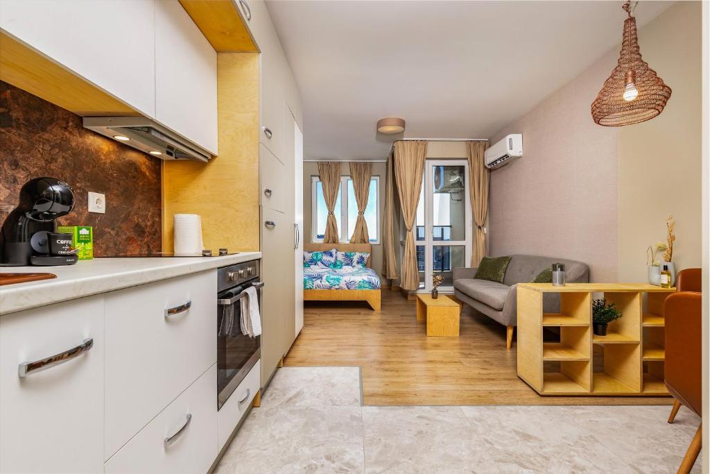 Η κουζίνα ή μικρή κουζίνα στο Plaza Nest - Cozy Studio Apartment by Flat Manаger