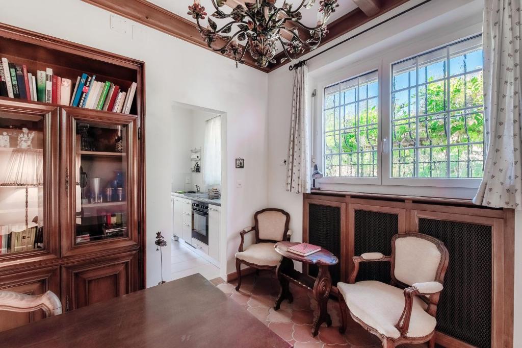 ロゾネにあるAl Capriccio Apartment by Quokka 360 - 5 minutes from the centre of Asconaの椅子2脚とテーブルのあるダイニングルーム