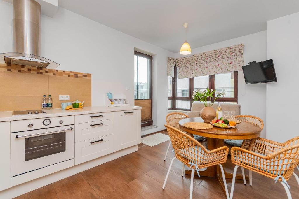 Kuchyň nebo kuchyňský kout v ubytování APARTAMENTY MIERZEJA - PRZY MARINIE, 100 m od Zalewu Wiślanego, Kąty Rybackie