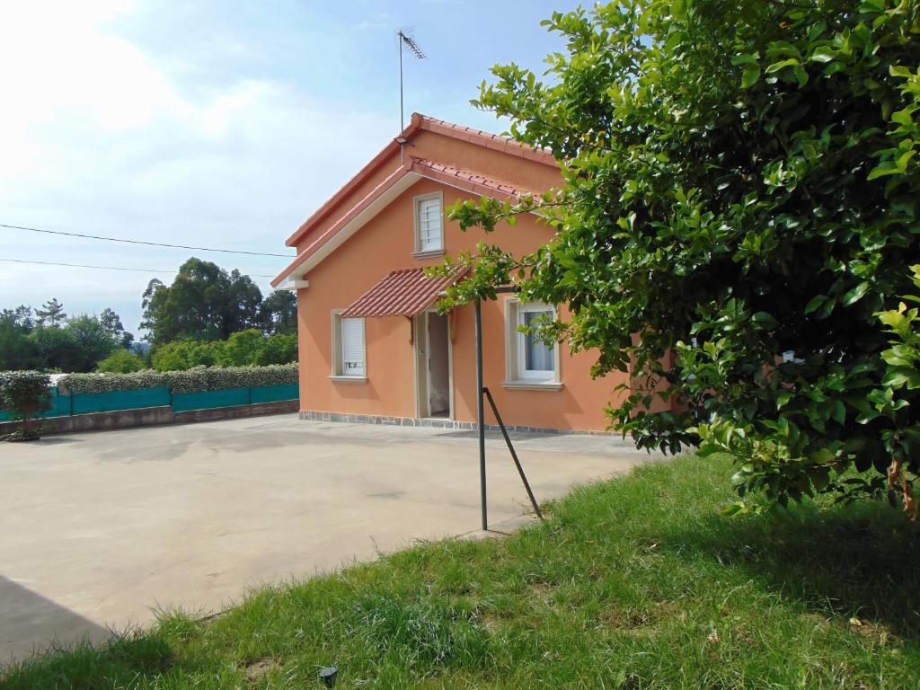 a small orange house with a driveway at Casa Esperanza 8 huéspedes in Viñas