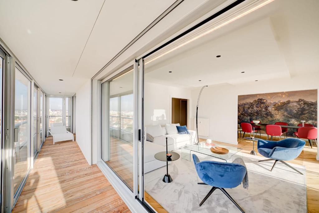- un salon avec des portes coulissantes en verre menant à une chambre dans l'établissement Élégant Penthouse avec Vue Mer Double Garage, à Les Sables-dʼOlonne