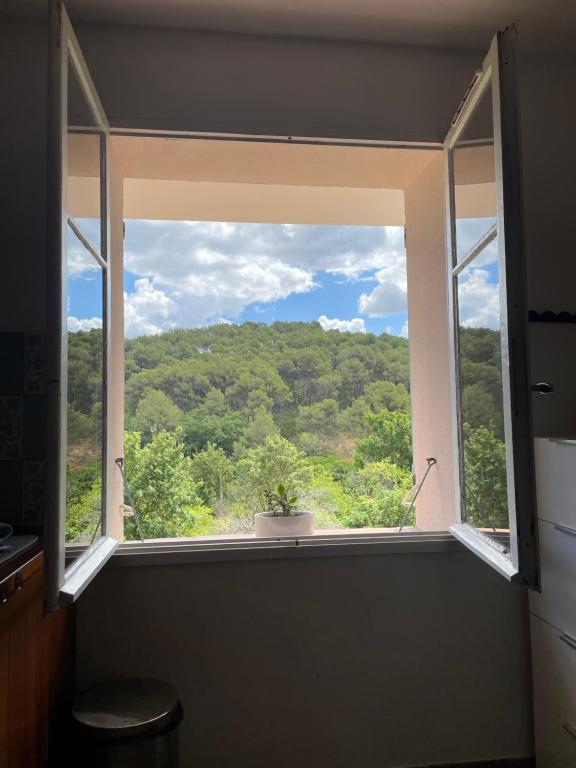 - une fenêtre avec vue sur la montagne dans l'établissement Super Provence, à Peypin
