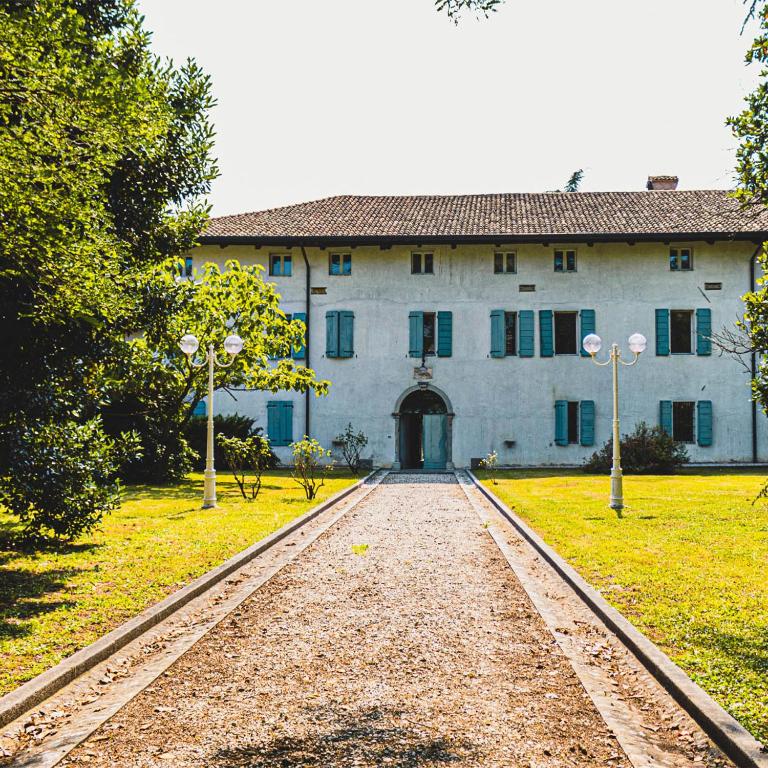 an old building with a pathway in front of it at Villa Trigatti Michieli 