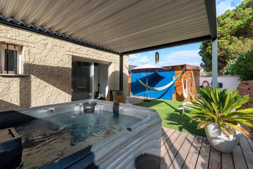 Kolam renang di atau dekat dengan Casa di Ramses Porticcio - Avec jacuzzi