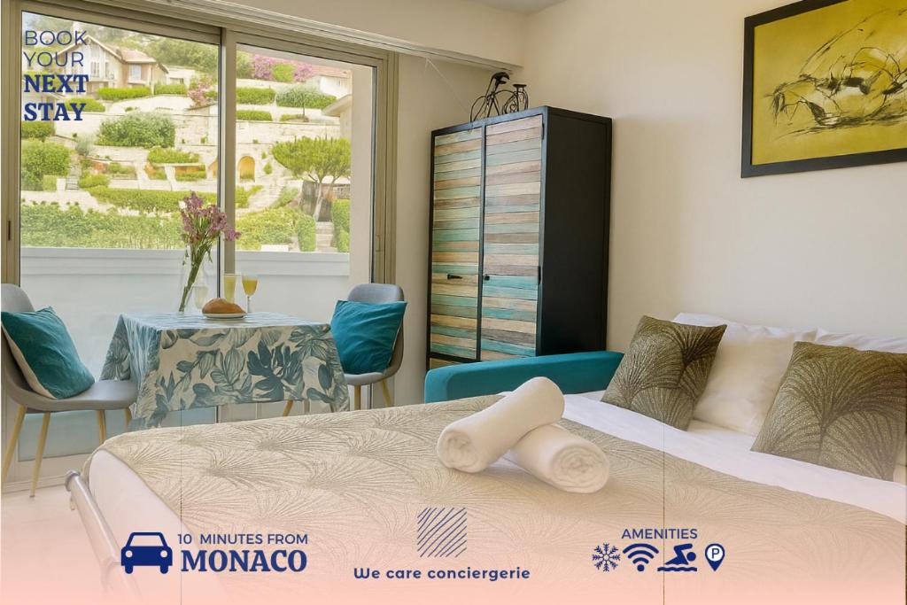 une chambre avec un lit et une table avec des chaises dans l'établissement Studio Vue Mer, Piscine, 5 Mn Monaco Et Plages, à Roquebrune-Cap-Martin