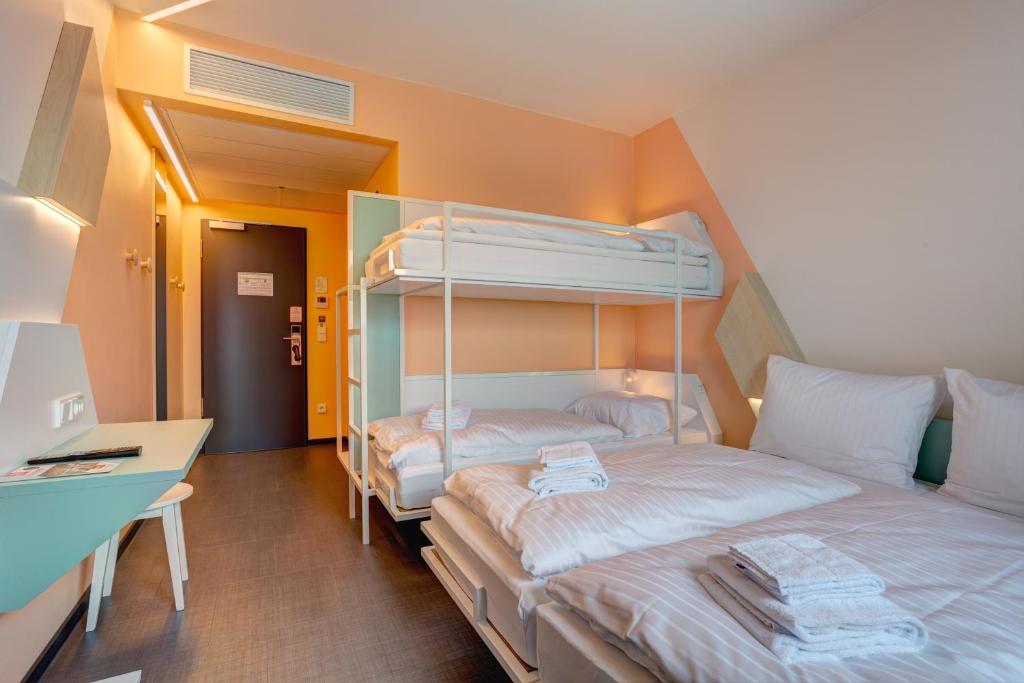 MEININGER Hotel Heidelberg Hauptbahnhof - Quadruple Room