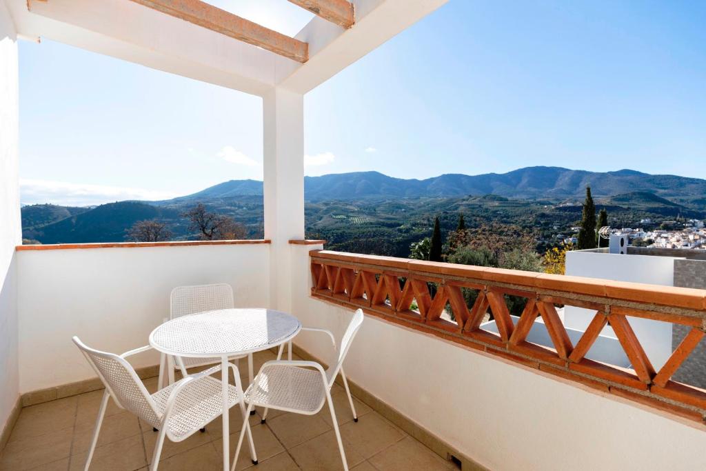 Hostal y Apartamento Rural Los Naranjos - Habitación Familiar Con Vista Al Lago
