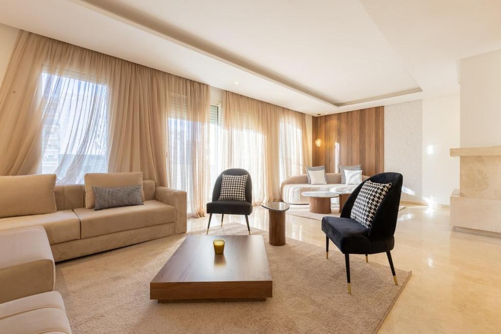 Posezení v ubytování Modern 3BR with High Amenities and Stylish Decor