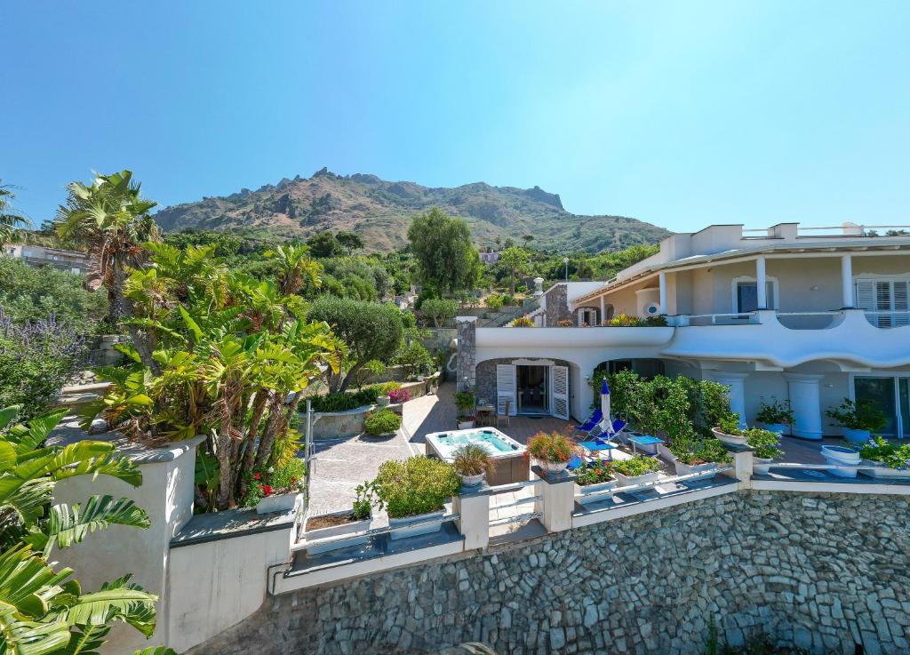 een villa met uitzicht op een huis bij Villino La Canfora in Ischia