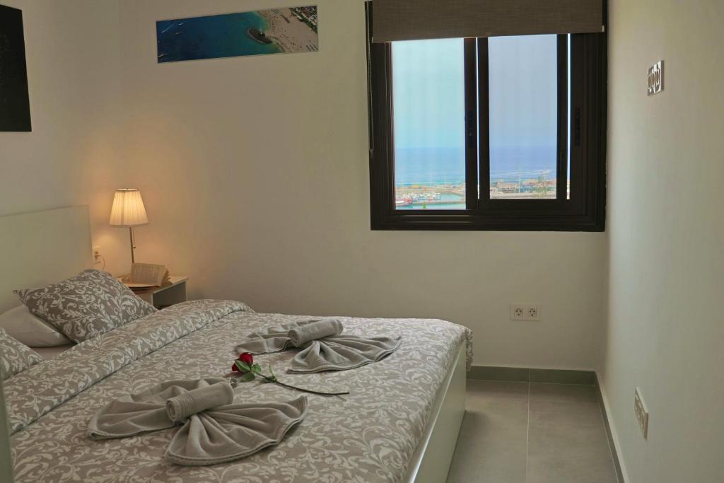 ein Schlafzimmer mit zwei Betten und einem Fenster in der Unterkunft Paradise Ocean View in Los Cristianos