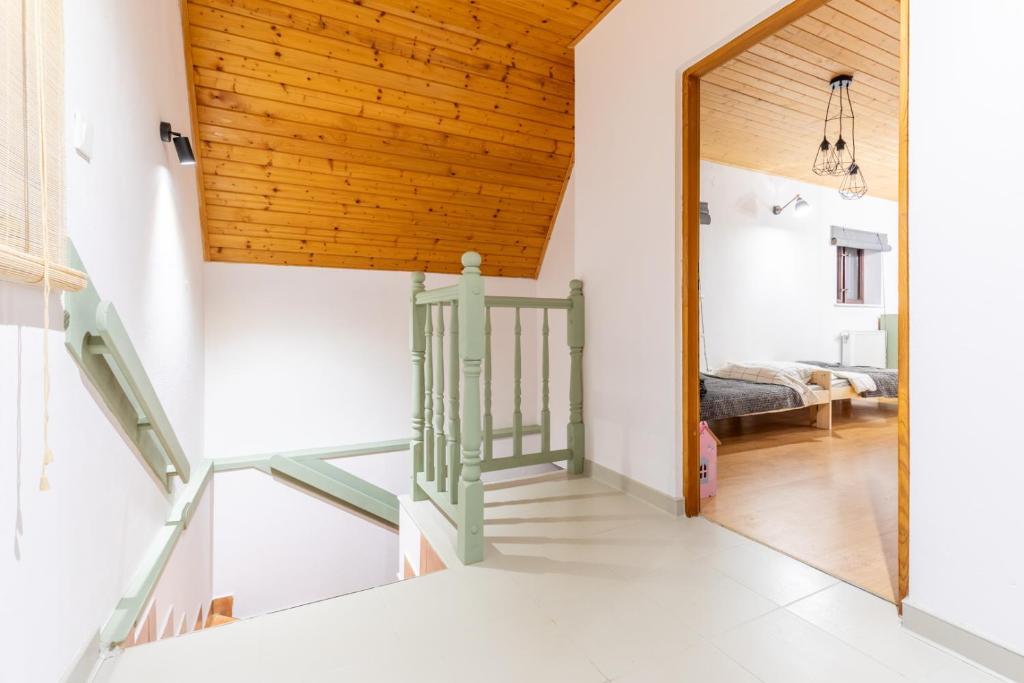 - un escalier dans une maison dotée d'un plafond en bois dans l'établissement Ostoja przy potoku- z tarasem oraz parkingiem- BestRooms, à Międzybrodzie Żywieckie