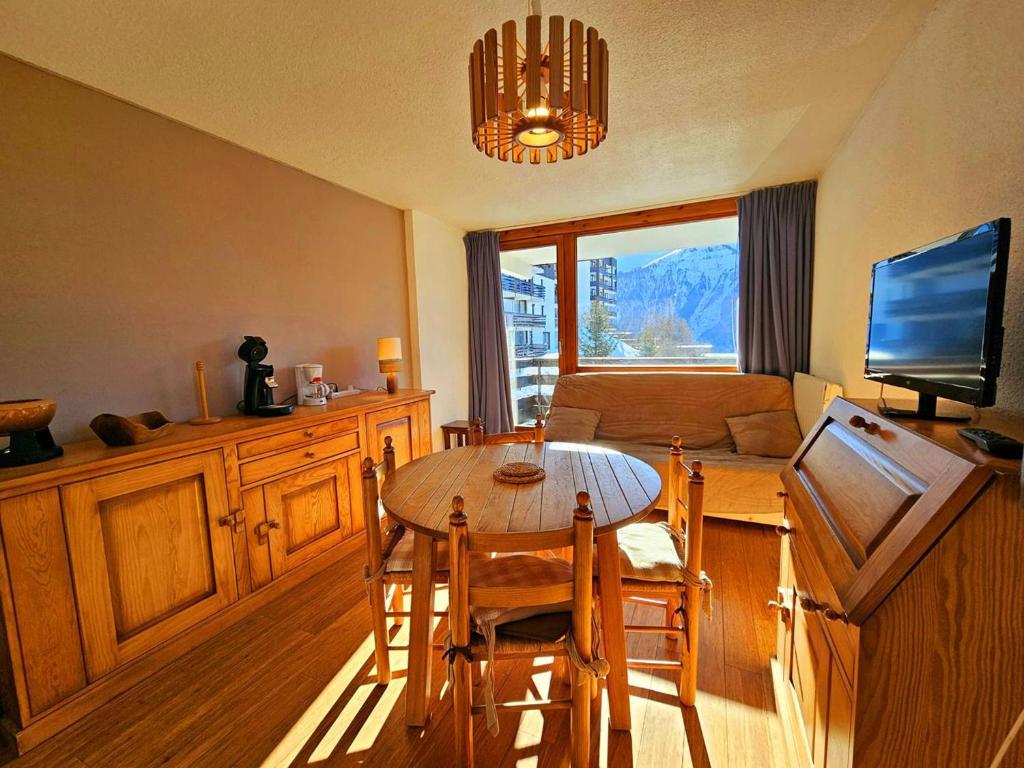 un salon avec une table et un canapé dans l'établissement Plan Peisey: Appartement 2 pièces 5 pers, accès pistes, animaux admis - FR-1-757-109, à Peisey-Nancroix