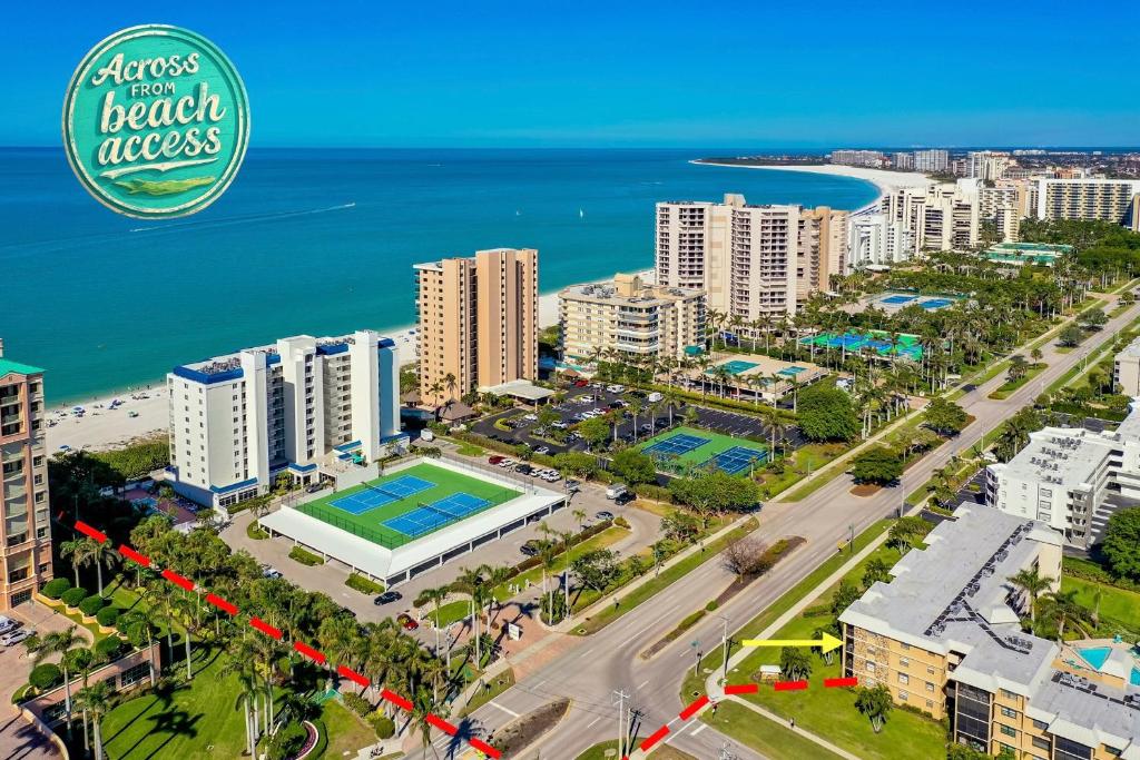 eine Luftblick auf eine Stadt mit Strand und Meer in der Unterkunft End Unit Steps from Beach Access w/ No Crazy Beach Prices in Marco Island