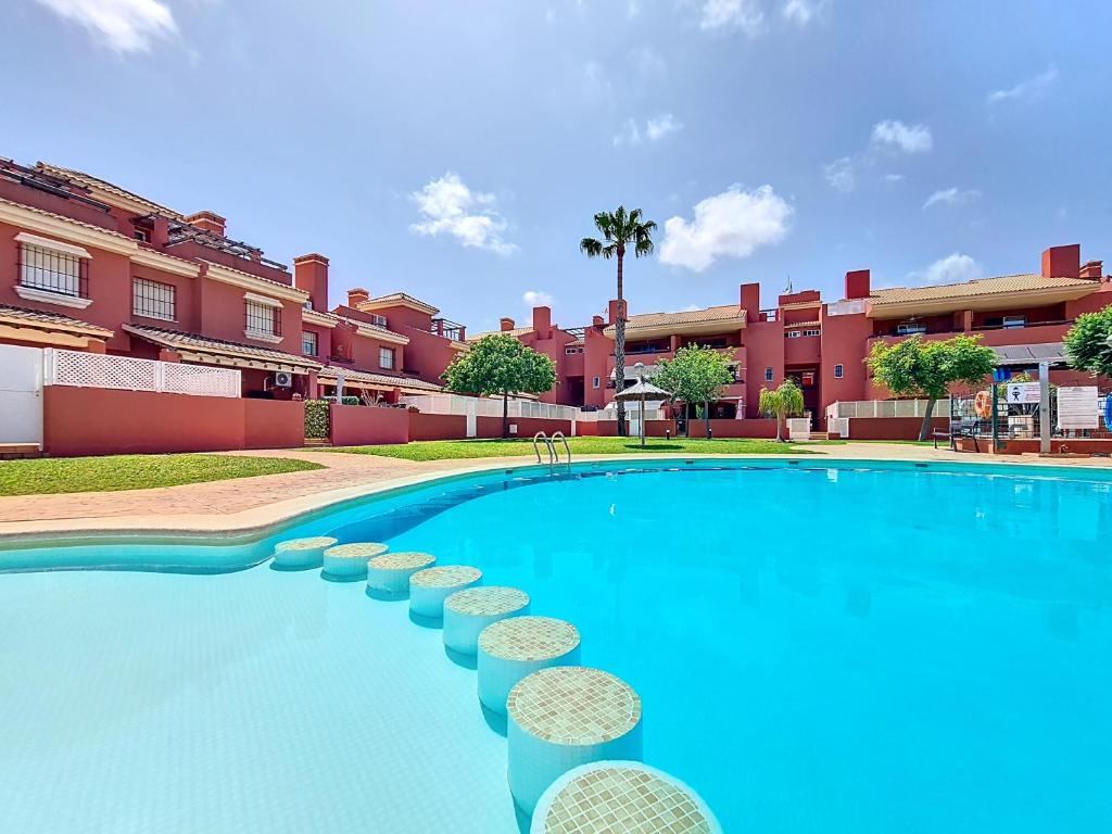 ein großes Schwimmbad vor einem Gebäude in der Unterkunft Albatros Playa 1 - Resort Choice 3507 in Mar de Cristal