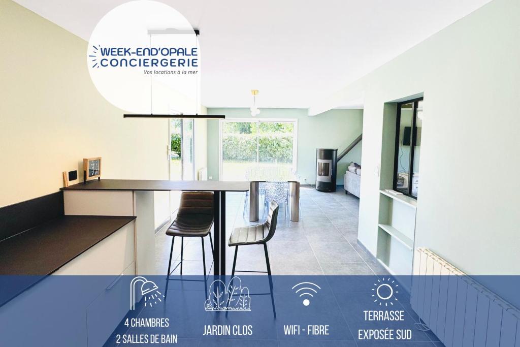a kitchen with a table and chairs in a room at Villa Nature & détente avec jardin au coeur de Stella-Plage in Stella-Plage